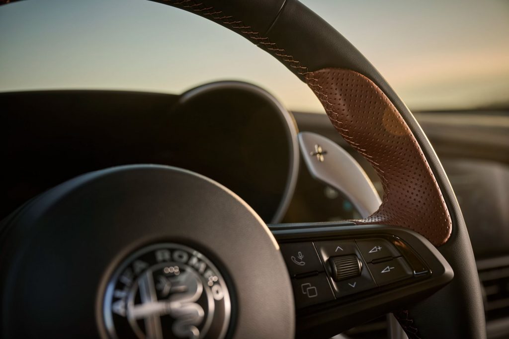 Un d&eacute;tail du volant d'une Alfa Romeo &eacute;dition limit&eacute;e Intensa. On voit le logo au premier plan.
