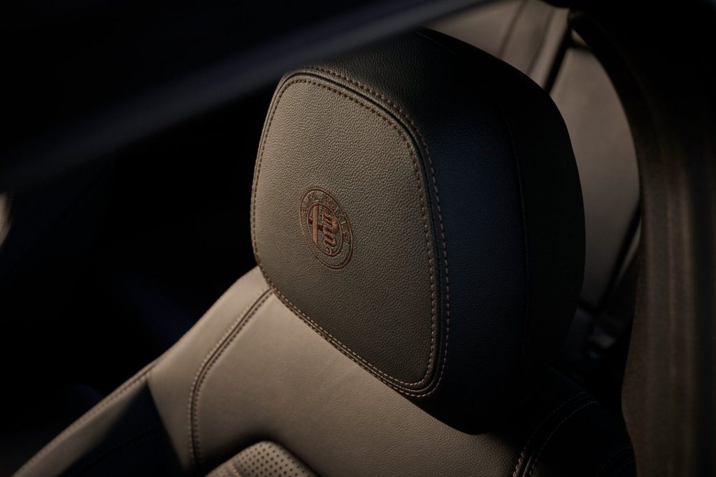 Un appuie-t&ecirc;te brod&eacute; avec le logo Alfa Romeo, &eacute;dition limit&eacute;e Intensa