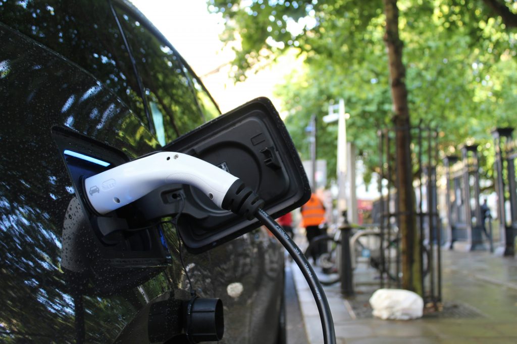 Amendes C02 : les constructeurs automobiles tirent la sonnette d’alarme Une prise de véhicule électrique branché et en charge.