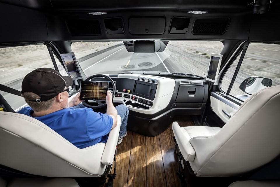 hd-freightliner_inspiration_et_hop_sans_chauffeur_1-3