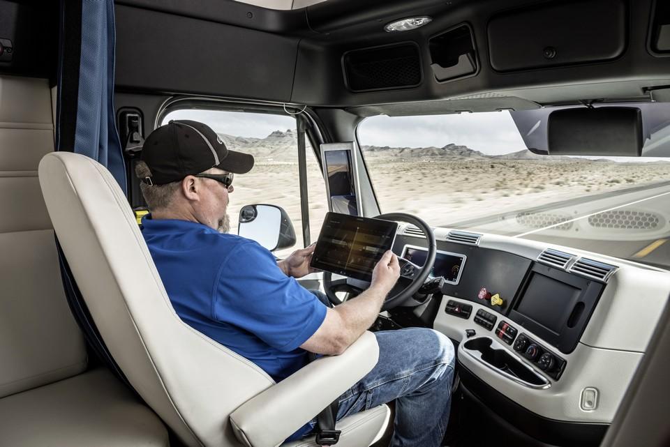 hd-freightliner_inspiration_et_hop_sans_chauffeur_1-31