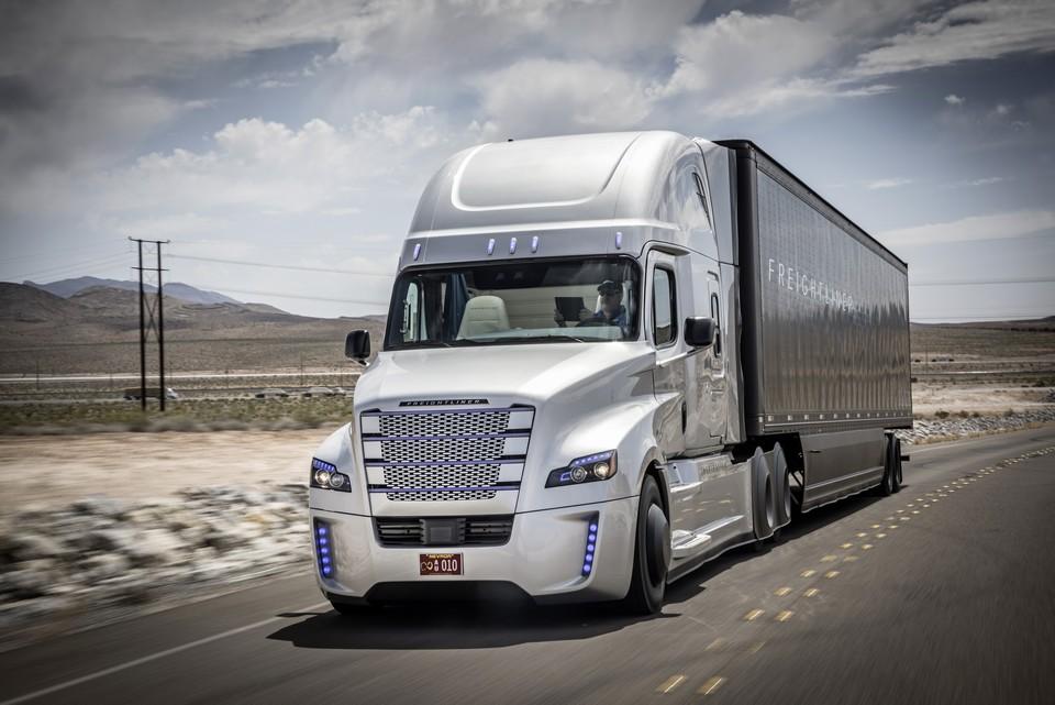 hd-freightliner_inspiration_et_hop_sans_chauffeur_1-32