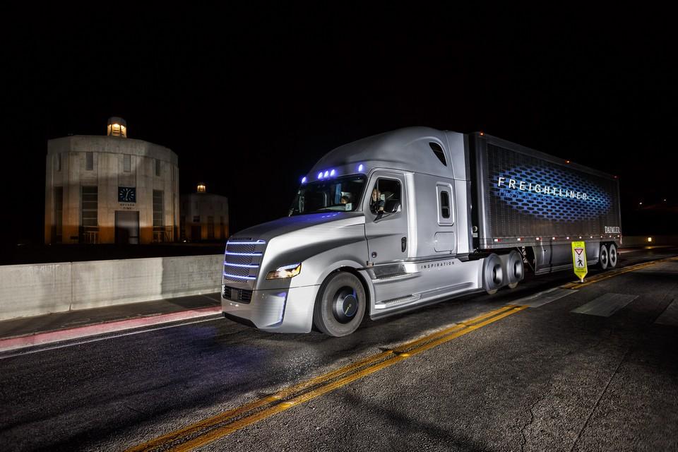 hd-freightliner_inspiration_et_hop_sans_chauffeur_1-41