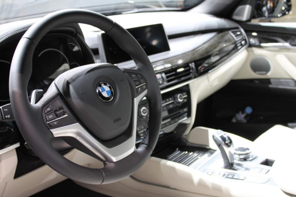 hd-paris_2014_live_bmw_x6_1-12