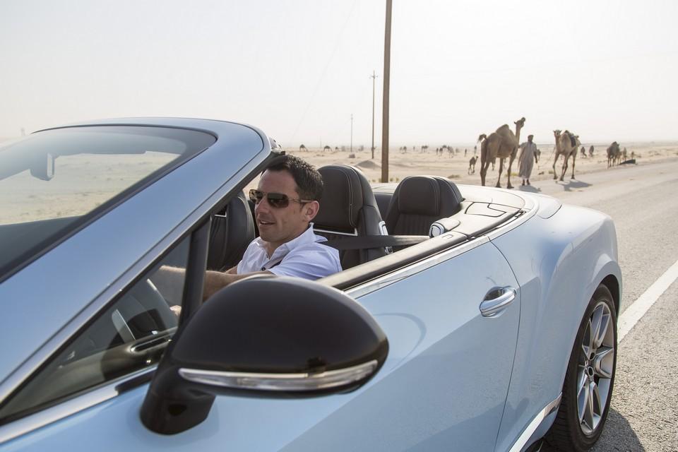 hd-une_bentley_continental_face_au_train_des_dunes_1-10