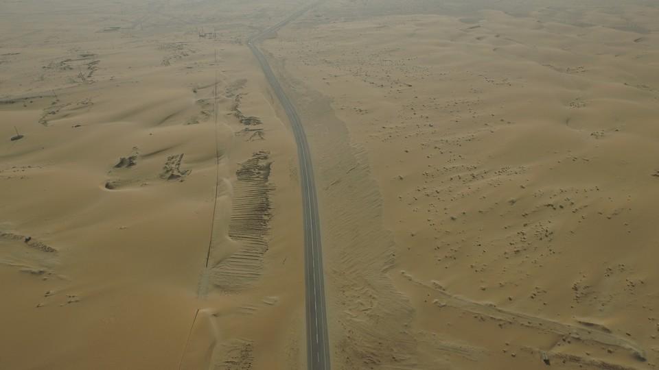 hd-une_bentley_continental_face_au_train_des_dunes_1-9