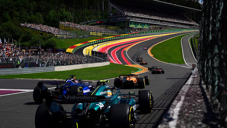 F1 : Spa Francorchamps joue l’alternance La descente vers l'Eau Rouge et le Raidillon sur le circuit de Spa Francorchamp, avec des Formule 1 en course