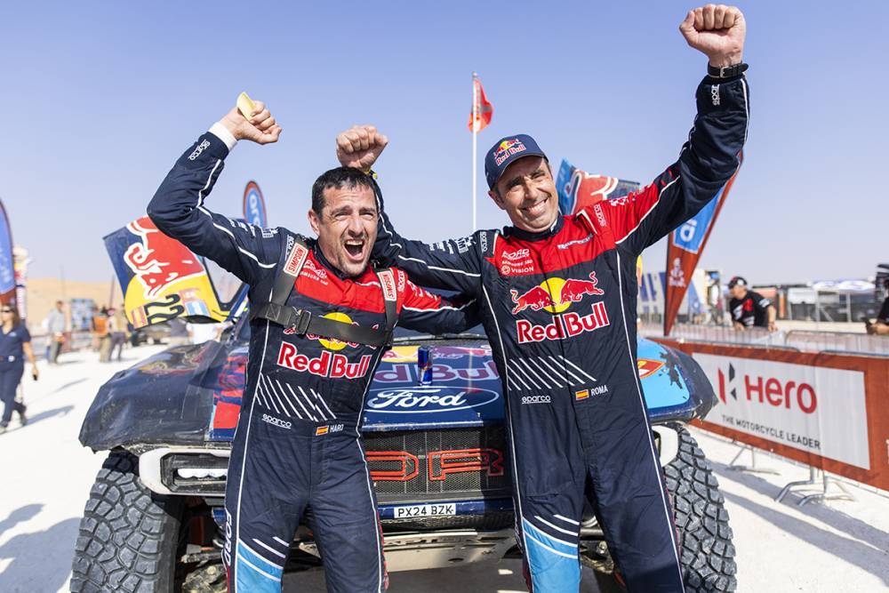 Dakar 2025 ES10 : Nani Roma se console ! Alex Haro et Nani Roma lèvent les bras à l'arrivée de la 10e spéciale du Dakar 2025