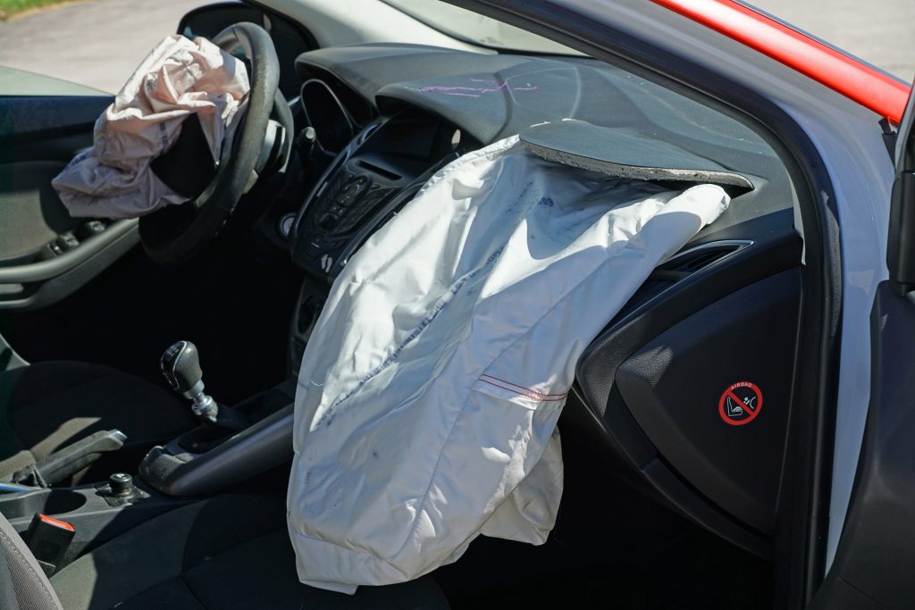 Au moins 15 personnes tuées par des airbags en France ! Des airbags se sont déclenchés dans un véhicule accidenté lors d'un crash-test.