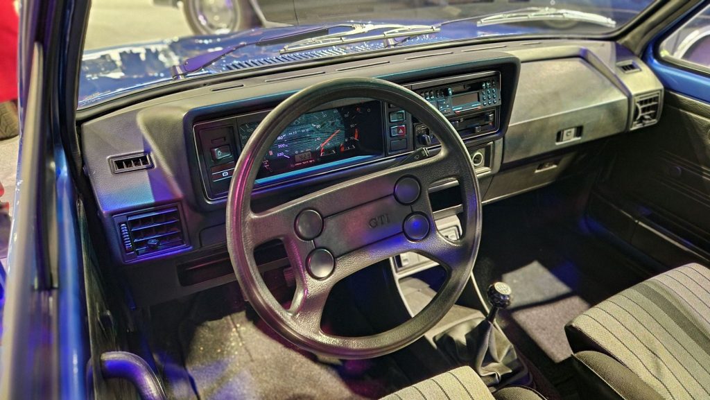 L'habitacle de Golf GTI restylée avec le levier de vitesse en forme de balle de golf