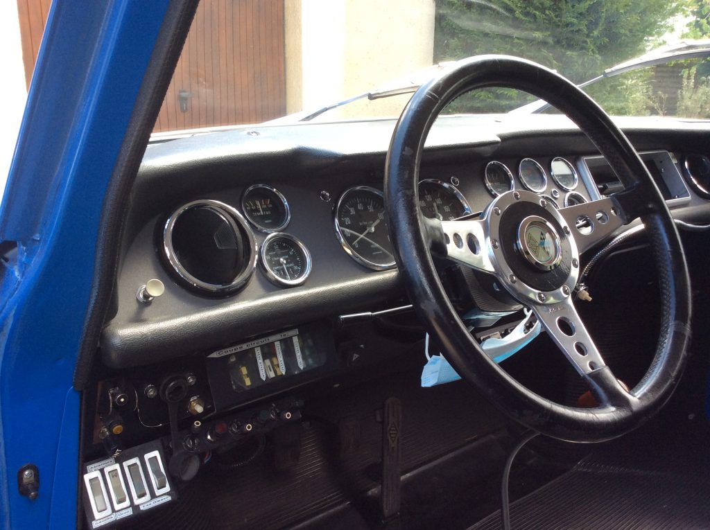 L'habitacle de la Renault 8 Gordini