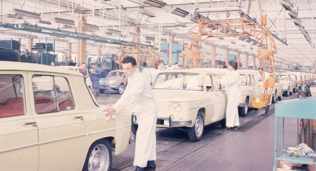 Chaîne de montage de la Renault 8
