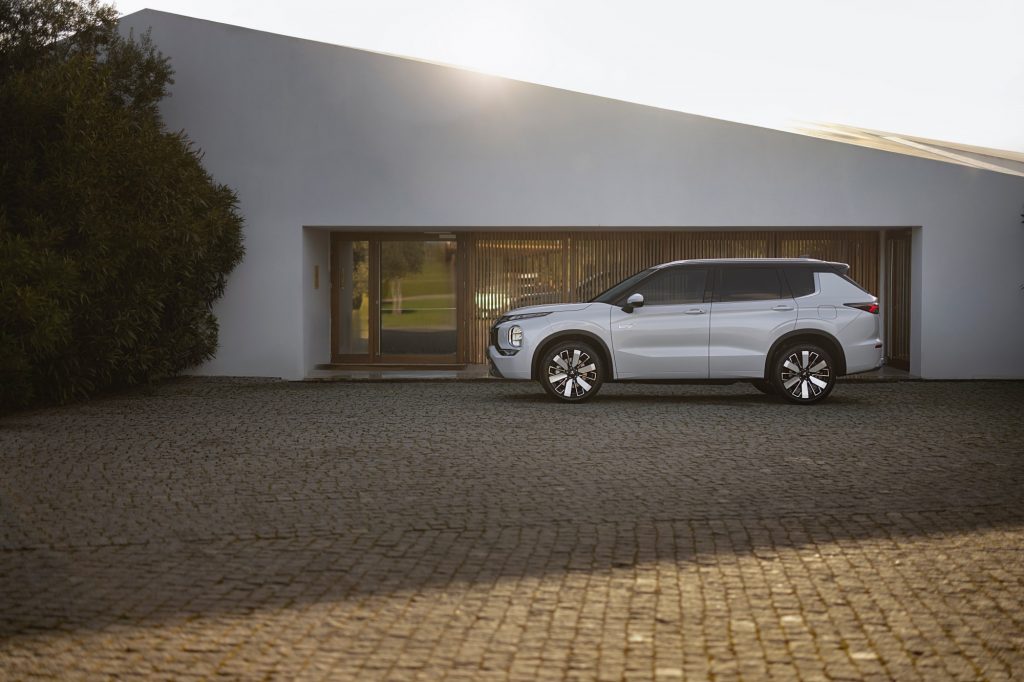 New Outlander PHEV White Diamond_004HR