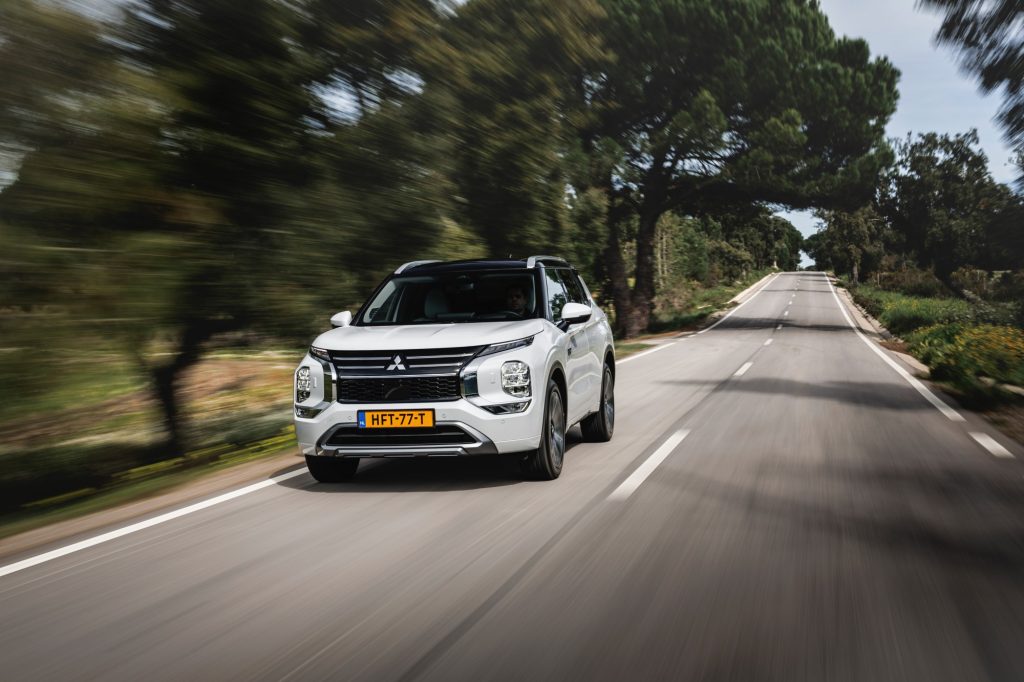 New Outlander PHEV White Diamond_009HR