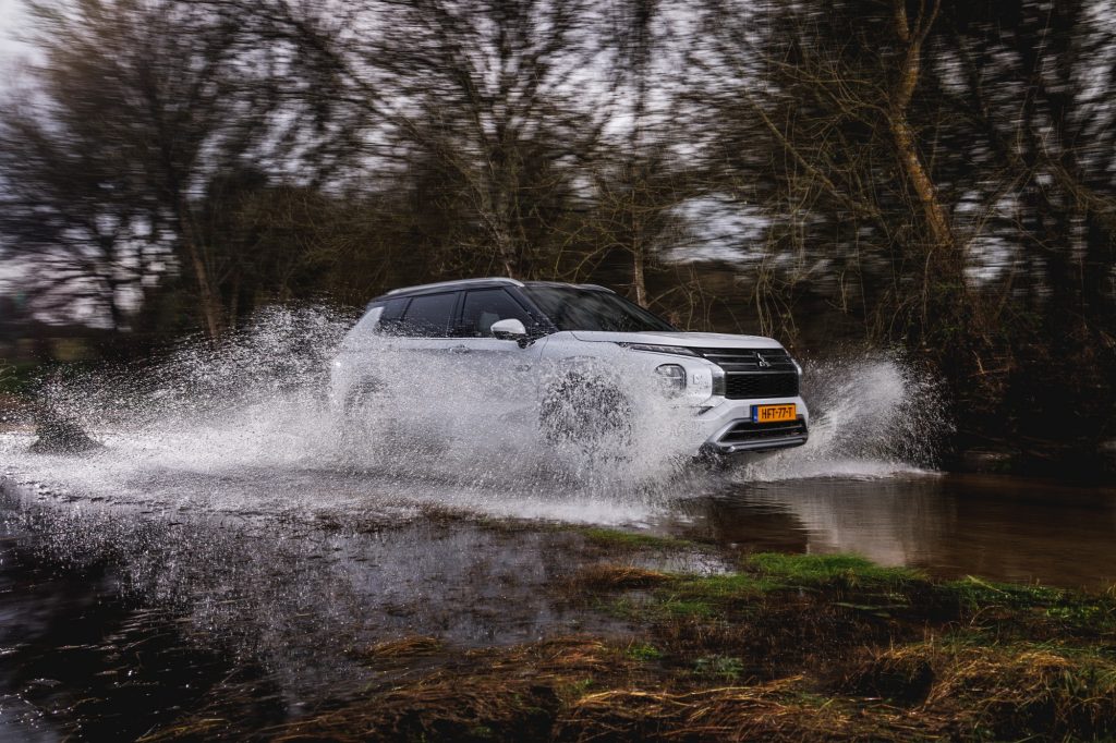 New Outlander PHEV White Diamond_022HR