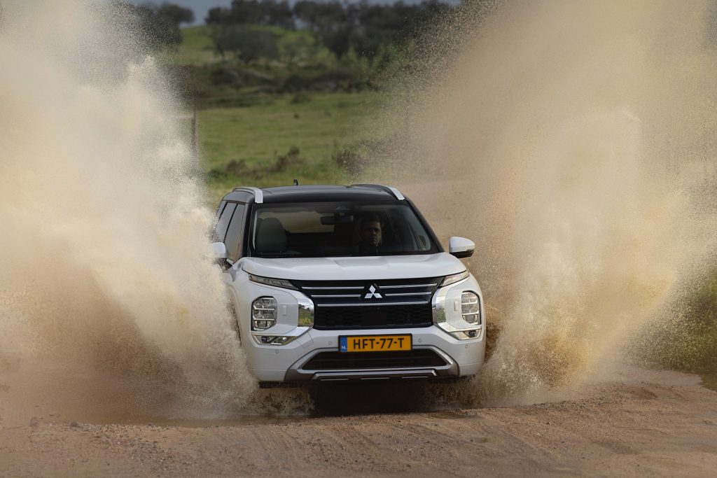 New Outlander PHEV White Diamond_024HR