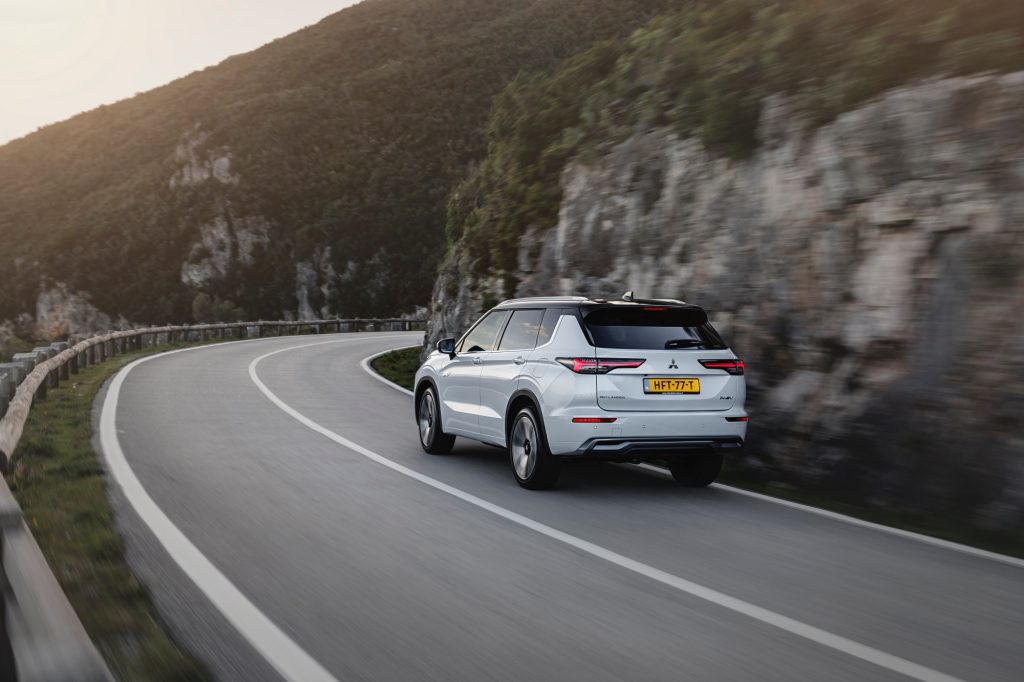 New Outlander PHEV White Diamond_033HR