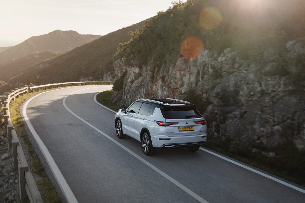 New Outlander PHEV White Diamond_034HR