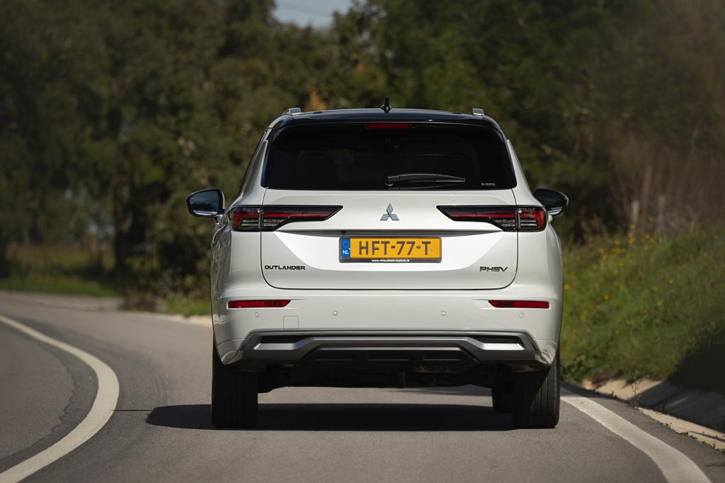 New Outlander PHEV White Diamond_039HR
