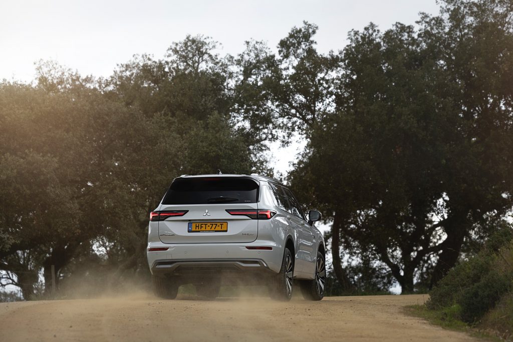 New Outlander PHEV White Diamond_045HR