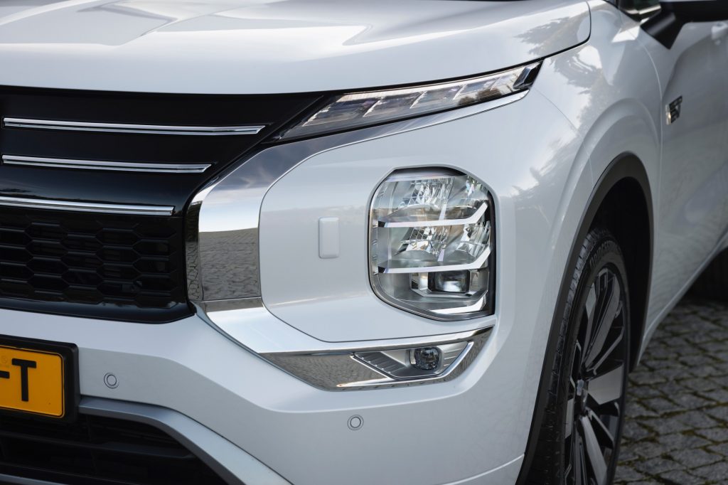 New Outlander PHEV White Diamond_052HR