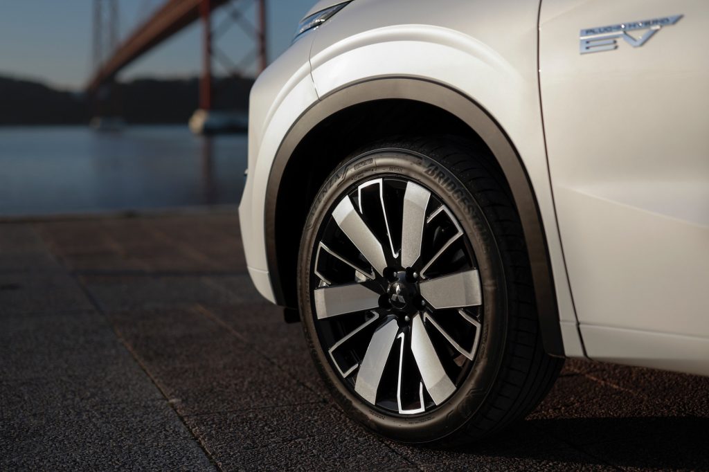 New Outlander PHEV White Diamond_053HR