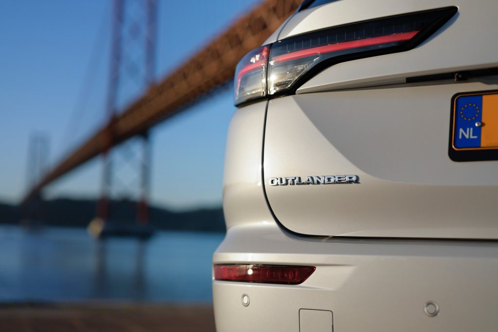 New Outlander PHEV White Diamond_057HR