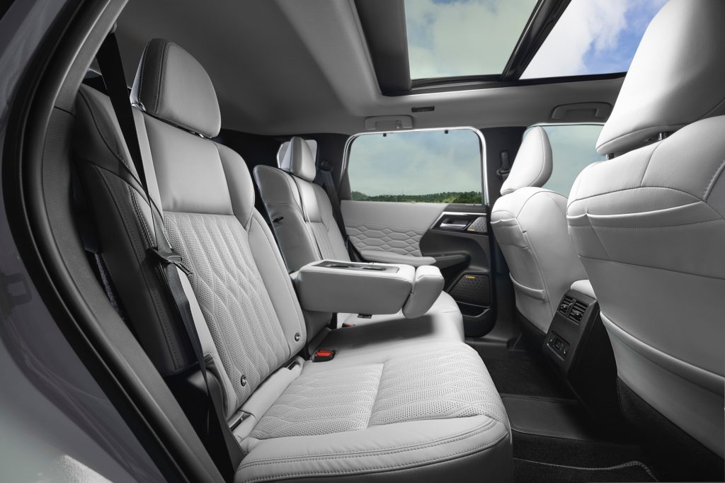 New Outlander PHEV White Diamond_068HR