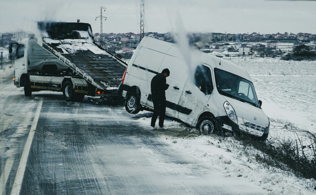 Bilan de la sécurité routière en France – Février 2025 Un fourgon Master Renault a glissé sur la neige, dans le fossé. Il est en train d'être dépanné.