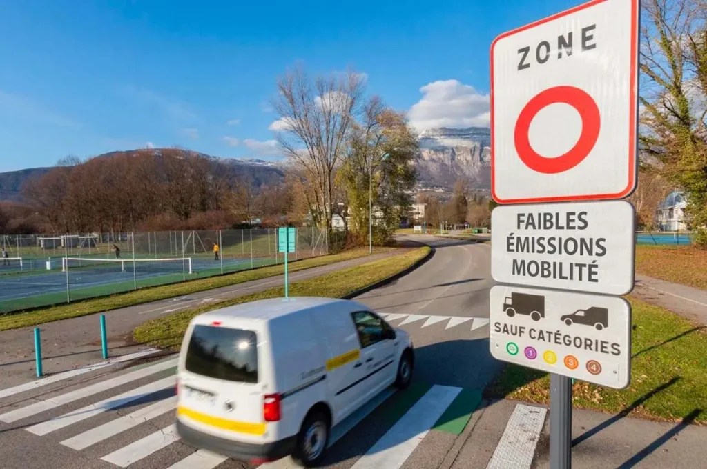 Surprise : la fin des ZFE votée en commission des lois Un panneau ZFE à l'entrée d'une ville avec une fourgonette.