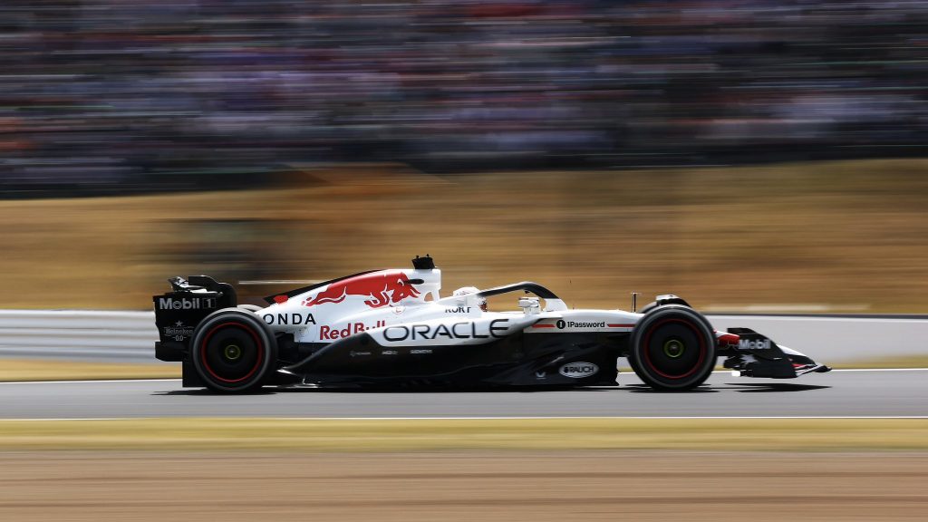 Suzuka 2025 F1 : Verstappen en pole surprise La Red Bull rend hommage à la Honda RA272 de 1965. Blanc et rouge.
