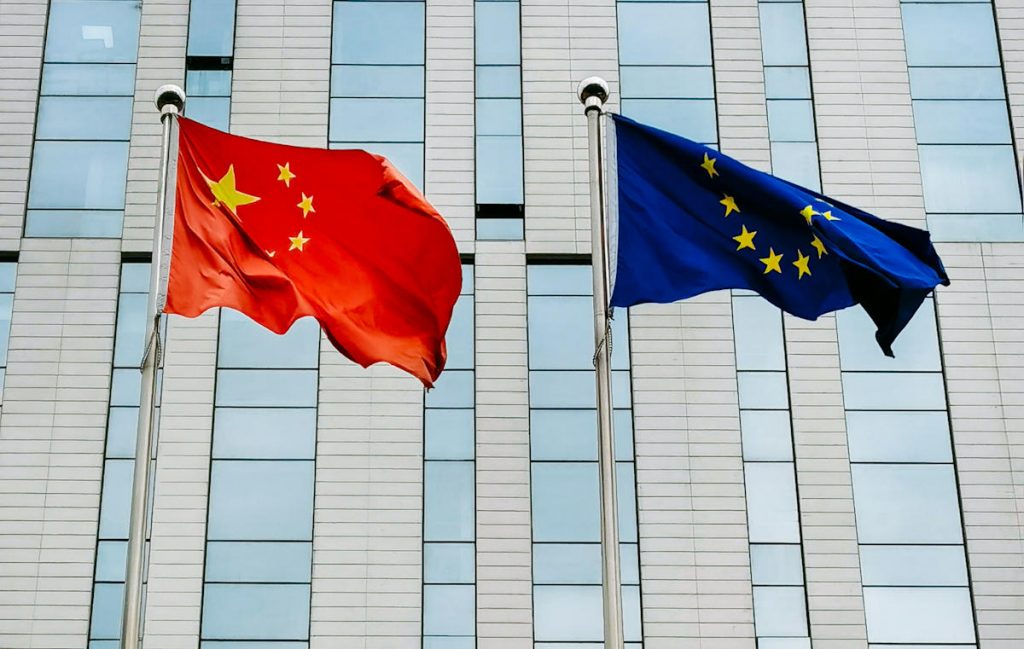 Vers la fin des surtaxes sur les véhicules chinois en Europe ? Le drapeau de la Chine et celui de l'Europe flottent côte à côte.