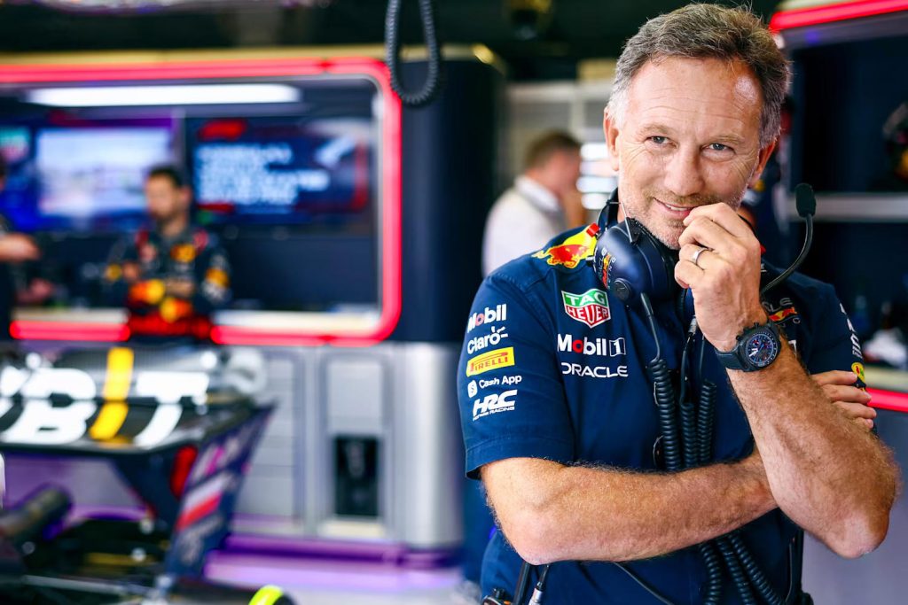 Coup de tonnerre en F1 : Christian Horner viré de Red Bull ? Christian Horner dans le garage Red Bull en Formule 1.
