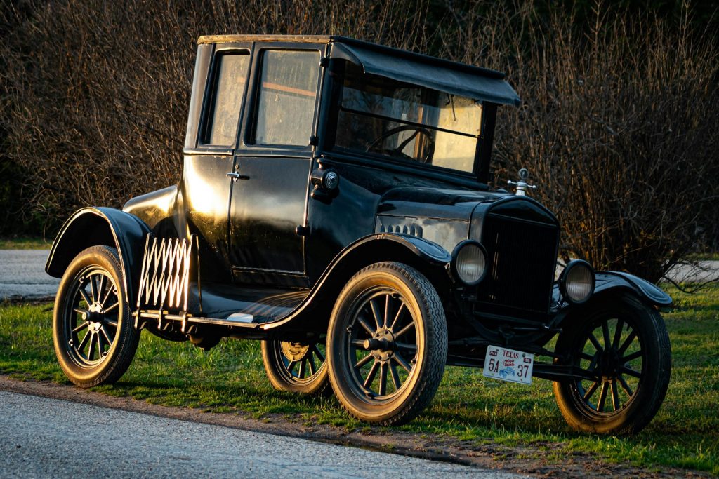 Une Ford Model T garée sur le bas côté d'une route à Waco au Texas, USA.