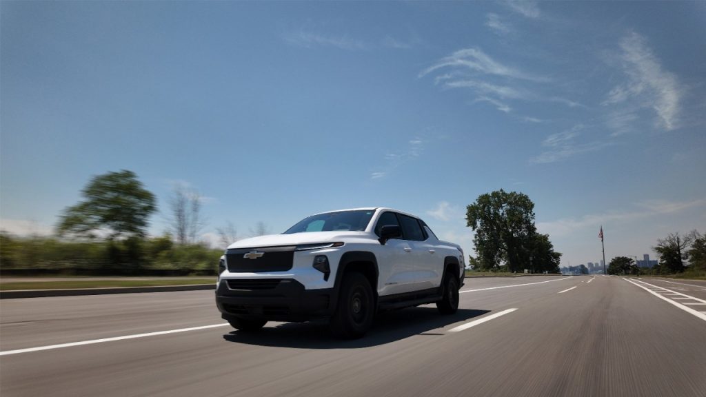 1700 km en Chevrolet Silverado EV : light is not right !