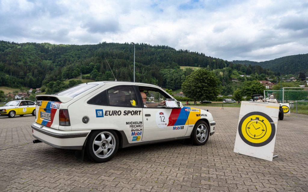 (C) Opel (C) Opel