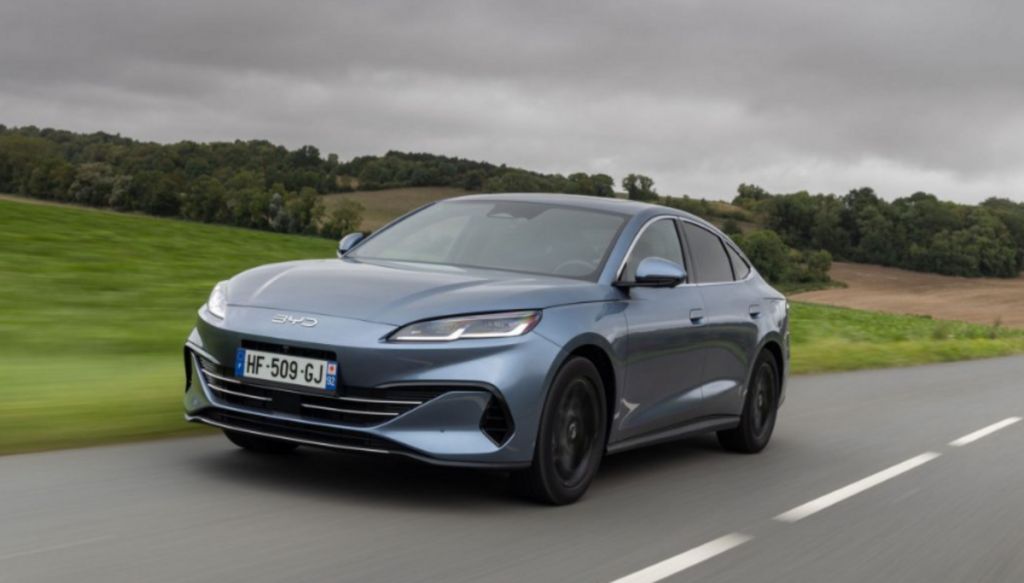 BYD devance Tesla au Royaume-Uni et talonne le constructeur américain en Allemagne