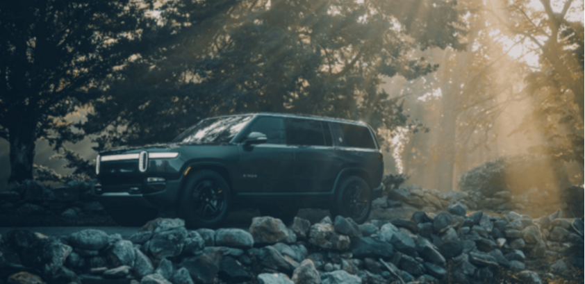Rivian grimpe grâce à sa puce autonome et sa stratégie IA