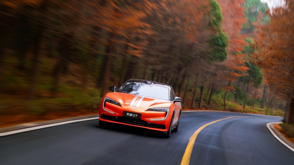 La nouvelle batterie de 150 kWh de la Yangwang U7 de 1341 chevaux lui permet de dépasser les 1 000 km d’autonomie La nouvelle batterie de 150 kWh de la Yangwang U7 lui permet de dépasser les 1 000 km d’autonomie