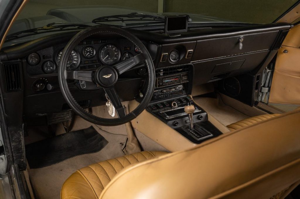 Cette rare Aston Martin V8 de 1977 totalement restaurée est actuellement à vendre