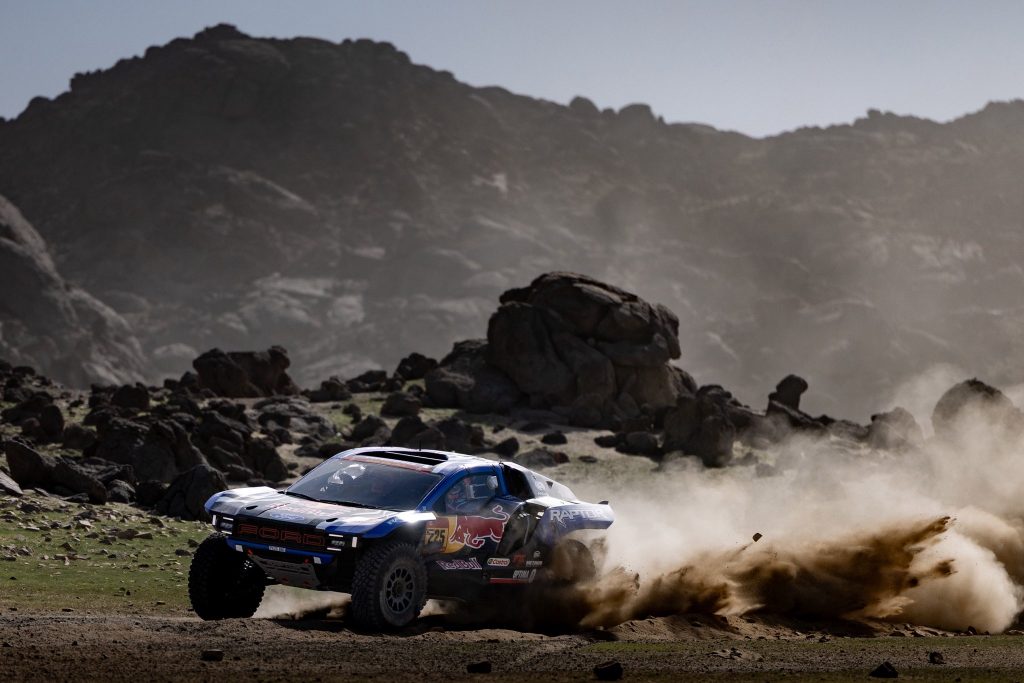 Dakar 2026 : Ekström remporte le prologue et se positionne en favori