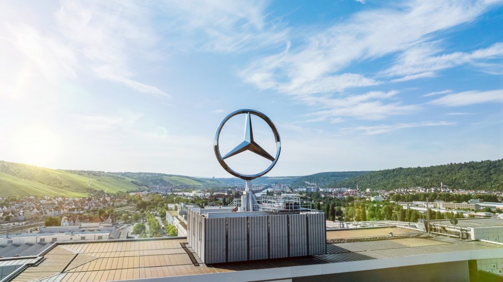 Trump a voulu faire de Mercedes un constructeur américain L'étoile sur les toits de l'usine historique de Mercedes à Stuttgart - Untertürkheim