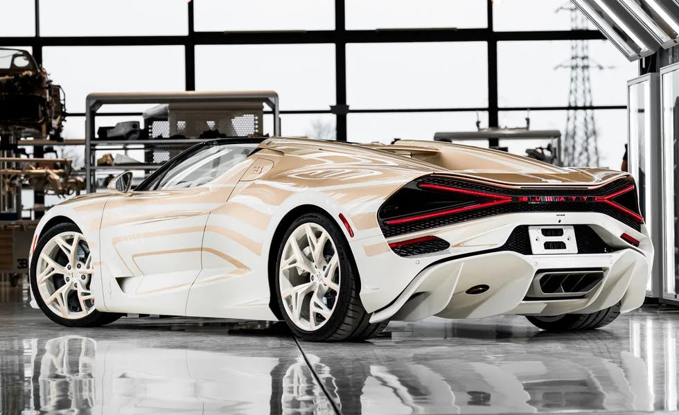 « La Perle Rare » : combien coûte vraiment cette Bugatti unique au monde avec sa peinture à l'or ?