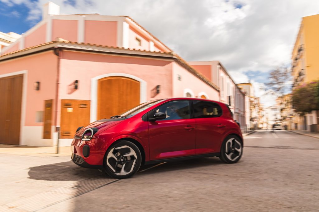 RenaultTwingoE-TechElectric_AbsolutRed_Action©ThomasCortesi-6