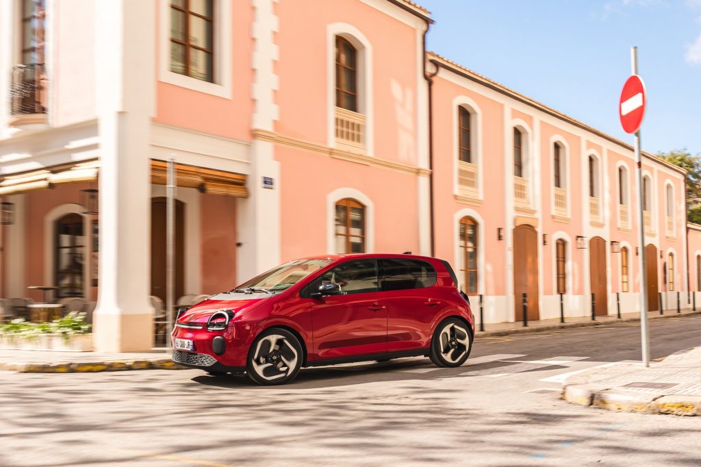 RenaultTwingoE-TechElectric_AbsolutRed_Action©ThomasCortesi-9