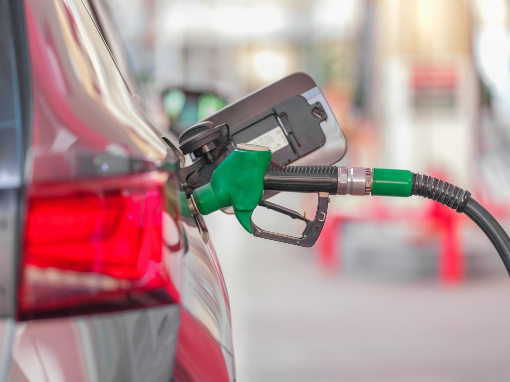 Carburants : pourquoi certains pays baissent les prix… et pas la France ?