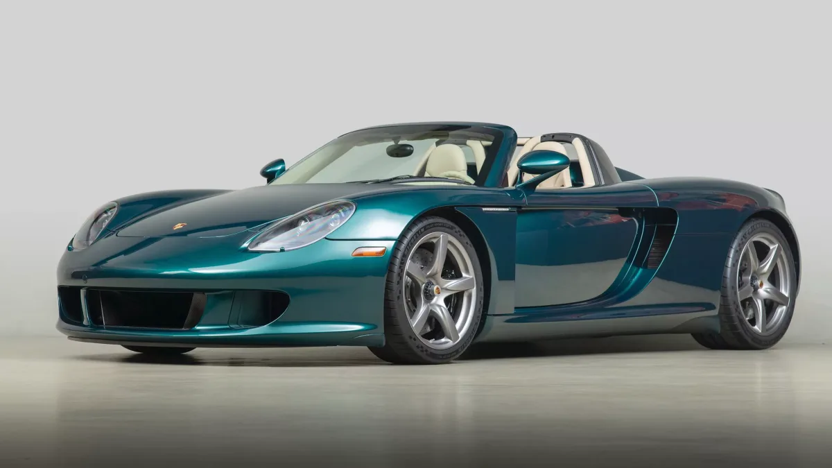 La Porsche Carrera GT et son iconique V10 est de retour dans une superbe livrée verte