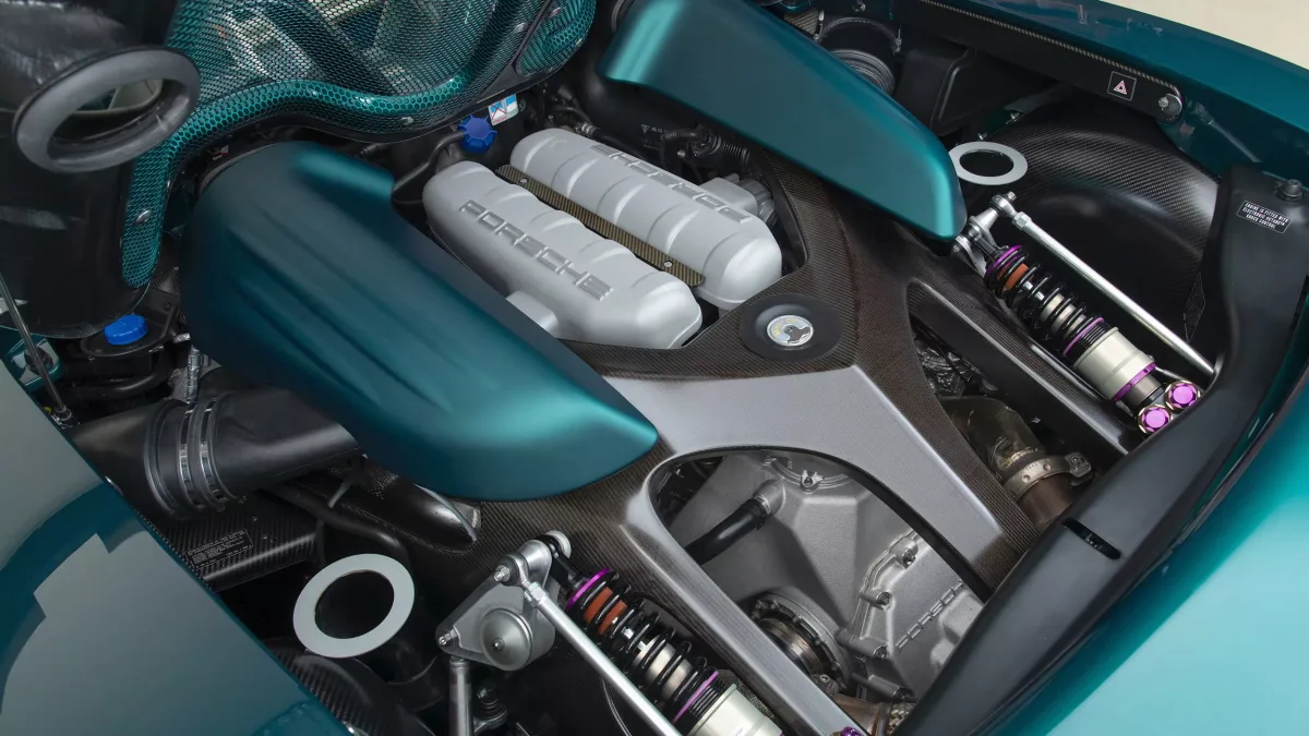 La Porsche Carrera GT et son iconique V10 est de retour dans une superbe livrée verte