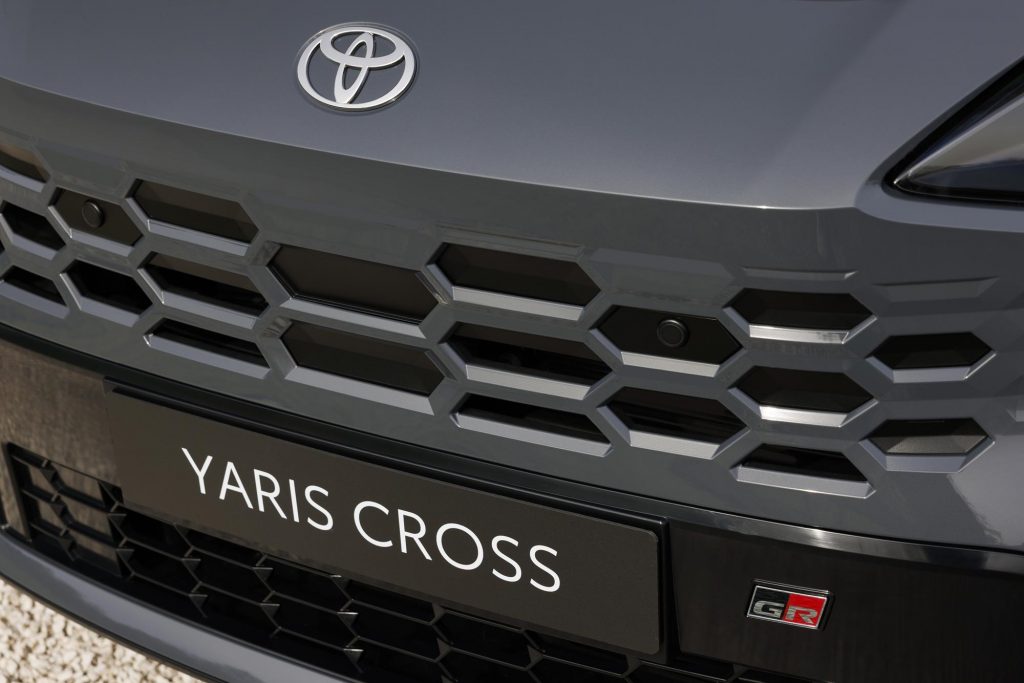 2026_yariscross_stormgrey_exterior_03