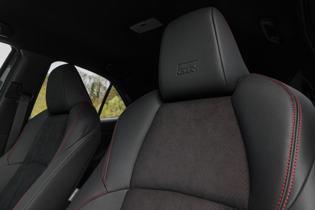 2026_yariscross_stormgrey_interior_03